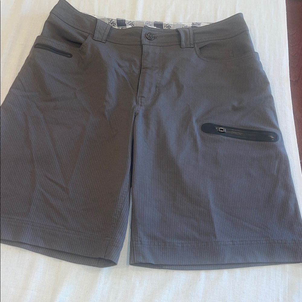 30175 LULULEMON Commuter Performance Tech Stretchy 36 Cargo Gray Pinstripe short